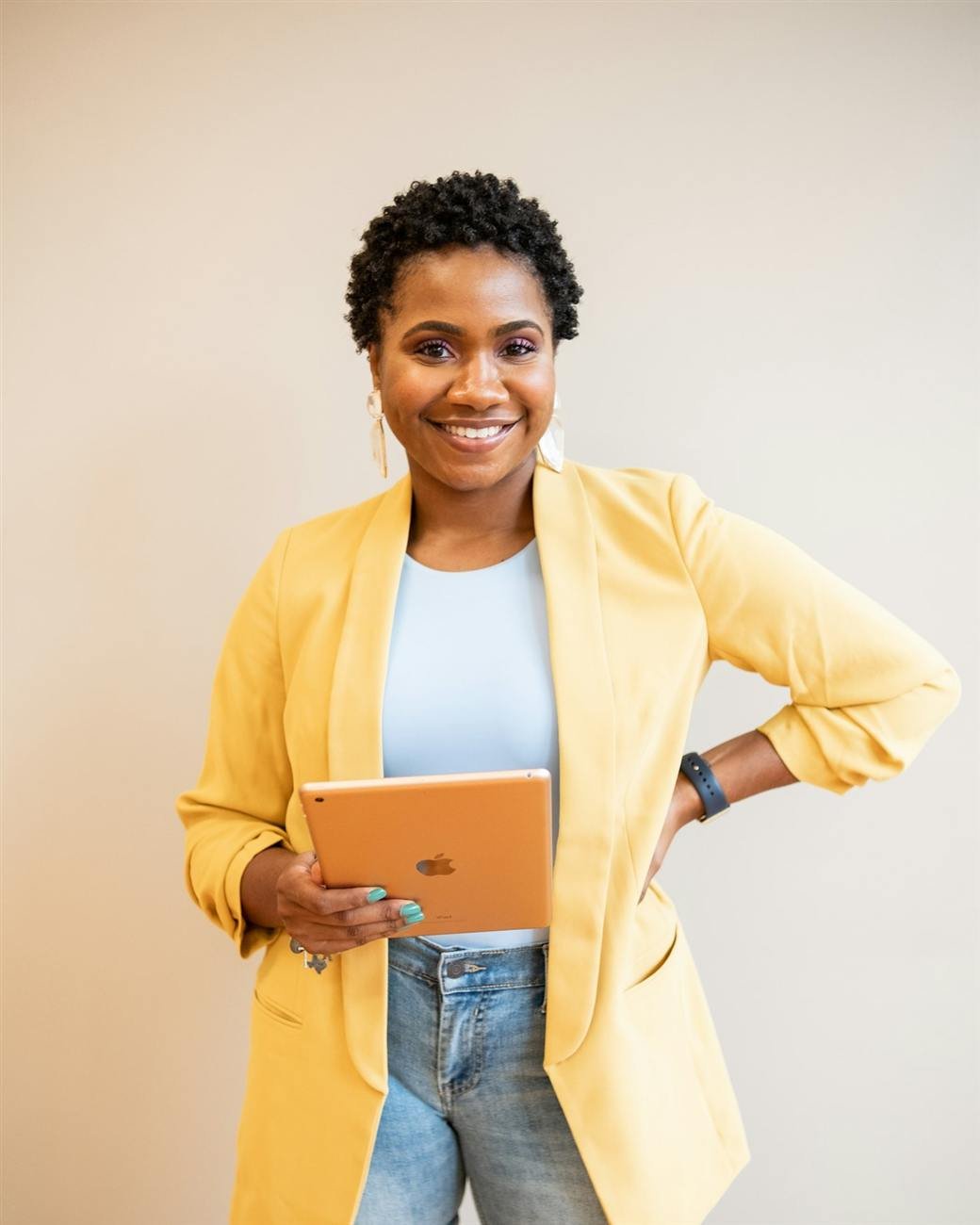 Une professionnelle souriante tient une tablette