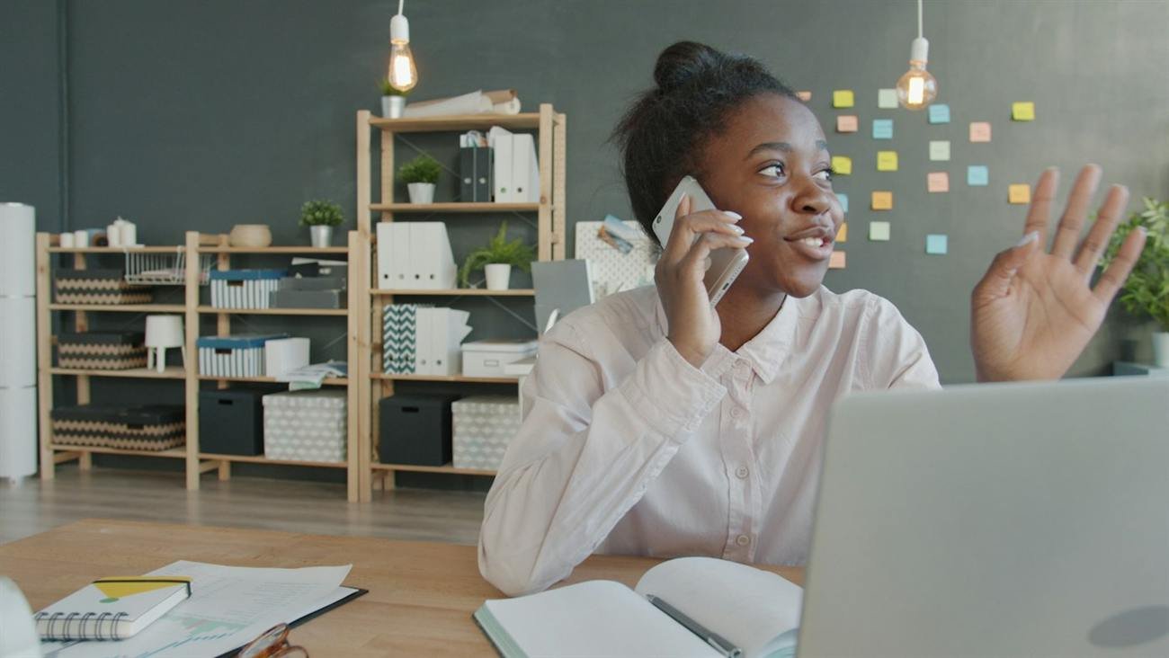 Une professionnelle au téléphone à son bureau