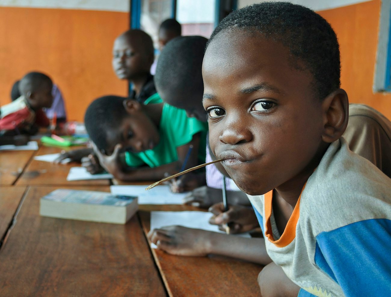Des enfants travaillent autour d’une table dans une salle de classe