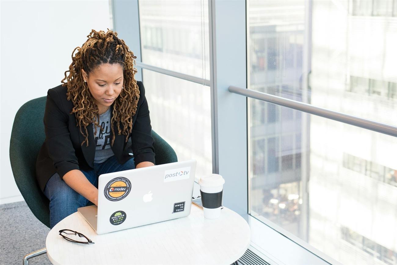 Une professionnelle travaille sur son ordinateur portable
